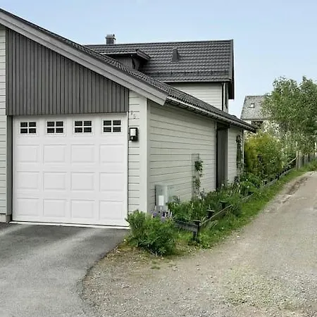 Beautiful House In Central 度假居 *